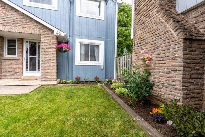Photo 12 at 45 - 45 Neuchatel Place, Meadowvale, Mississauga