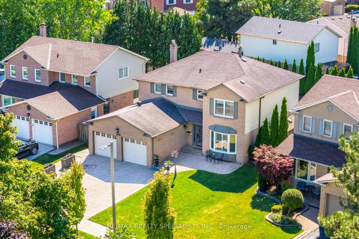 Photo 2 at 6240 Edenwood Drive, Meadowvale, Mississauga
