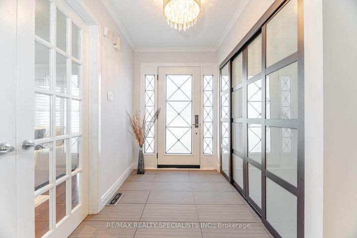 Photo 5 at 6240 Edenwood Drive, Meadowvale, Mississauga