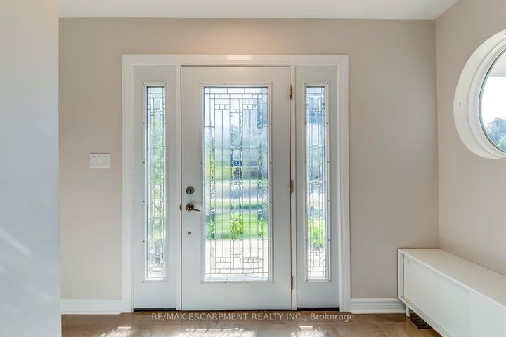 Photo 2 at 5281 Cindy Lane, Appleby, Burlington