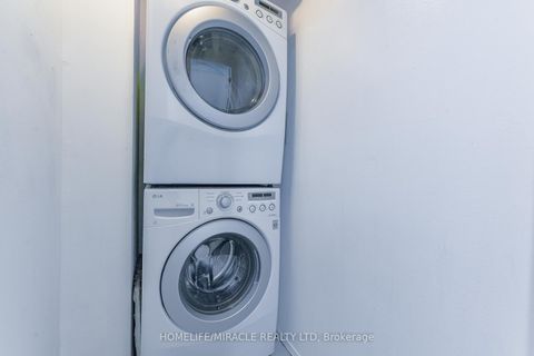 Photo 5 at 909 - 10 Markbrook Lane, Jamestown, Toronto