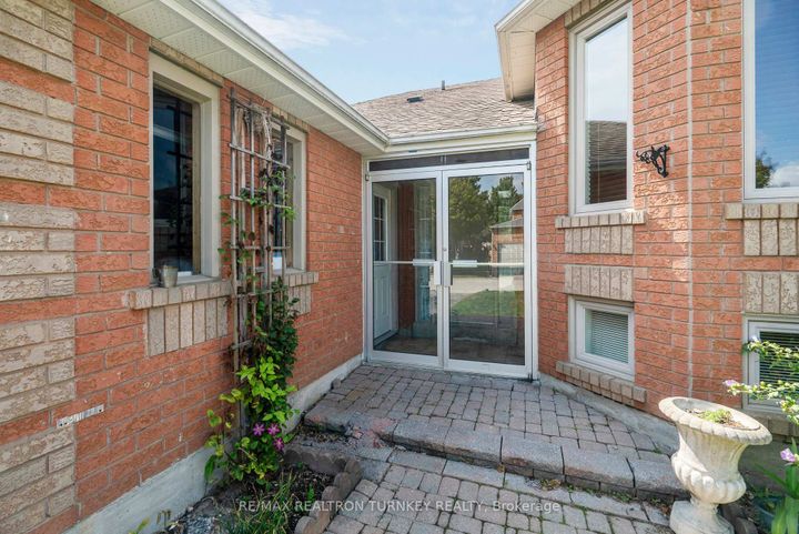 Photo 3 at 3 Bronze Crescent, Bradford, Bradford West Gwillimbury