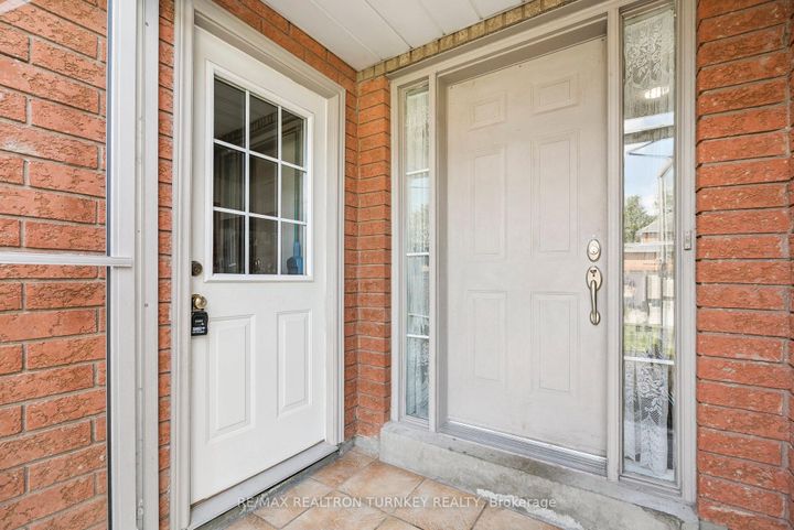 Photo 4 at 3 Bronze Crescent, Bradford, Bradford West Gwillimbury