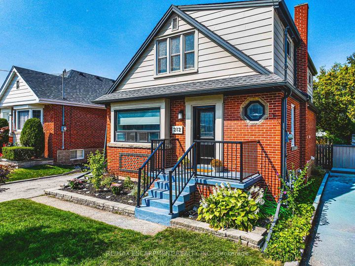 Photo 3 at 212 Rodgers Road, Bartonville, Hamilton