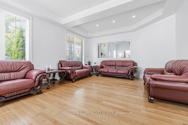 Photo 9 at 73 Hollywood Hill Circle, Vellore Village, Vaughan
