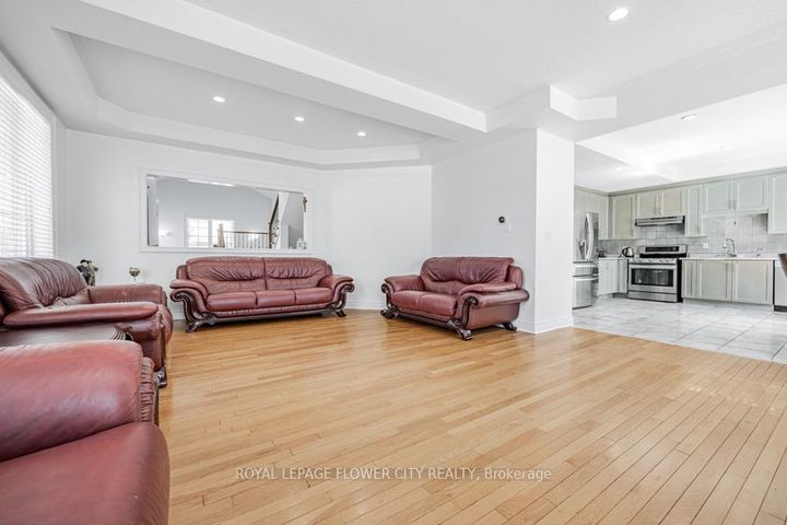 Photo 14 at 73 Hollywood Hill Circle, Vellore Village, Vaughan