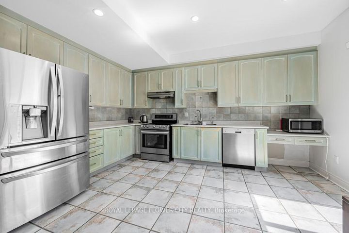 Photo 16 at 73 Hollywood Hill Circle, Vellore Village, Vaughan