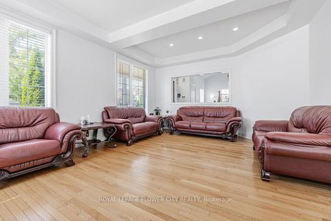 Photo 9 at 73 Hollywood Hill Circle, Vellore Village, Vaughan