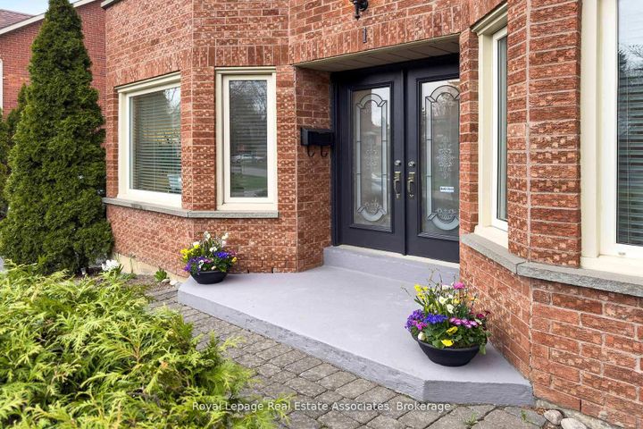 Photo 1 at 1 Brookbank Court, Heart Lake East, Brampton
