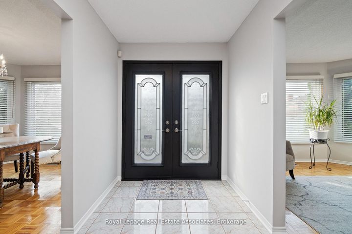 Photo 3 at 1 Brookbank Court, Heart Lake East, Brampton