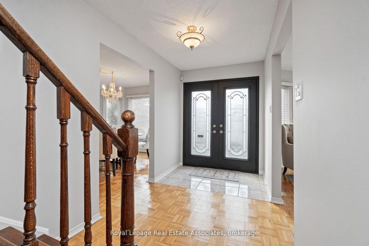 Photo 4 at 1 Brookbank Court, Heart Lake East, Brampton
