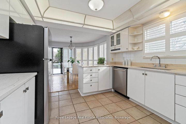 Photo 5 at 1 Brookbank Court, Heart Lake East, Brampton