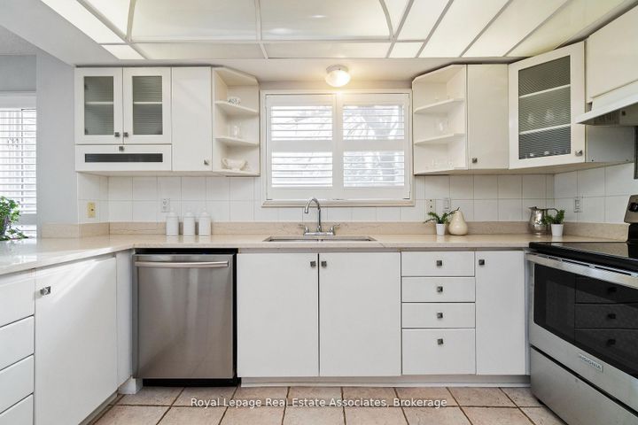 Photo 7 at 1 Brookbank Court, Heart Lake East, Brampton