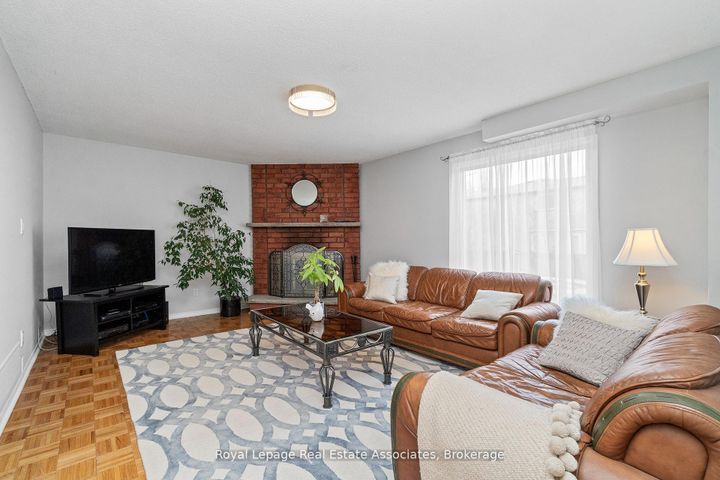 Photo 14 at 1 Brookbank Court, Heart Lake East, Brampton