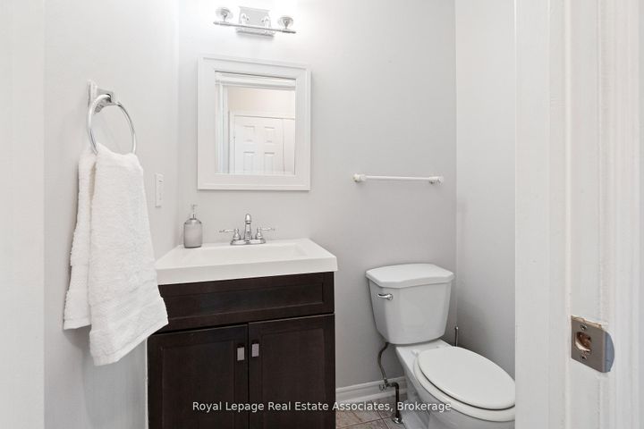 Photo 16 at 1 Brookbank Court, Heart Lake East, Brampton