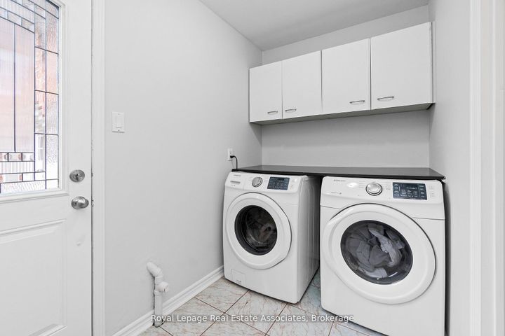 Photo 17 at 1 Brookbank Court, Heart Lake East, Brampton