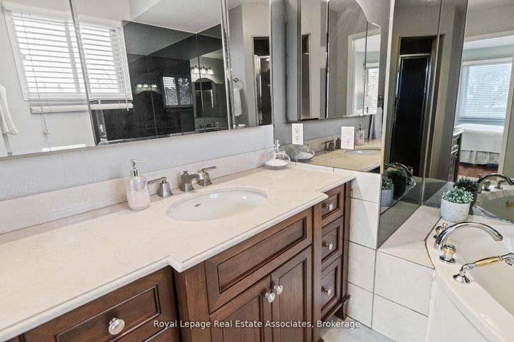 Photo 20 at 1 Brookbank Court, Heart Lake East, Brampton