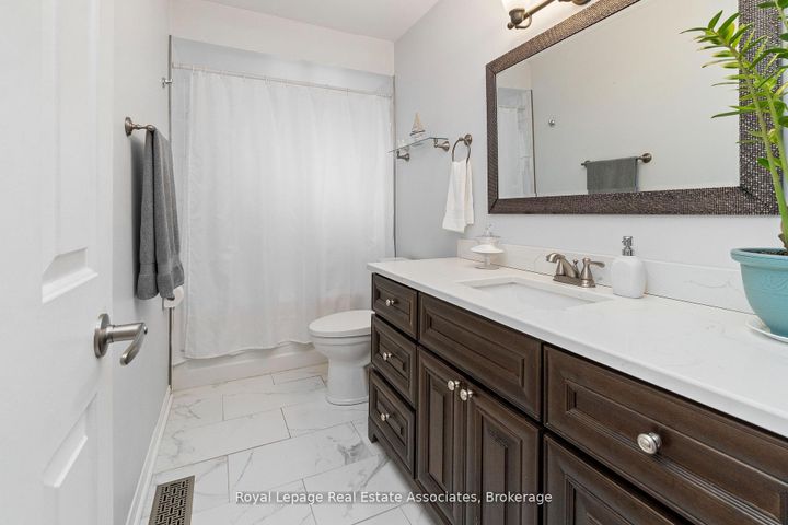 Photo 22 at 1 Brookbank Court, Heart Lake East, Brampton