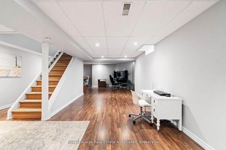 Photo 25 at 1 Brookbank Court, Heart Lake East, Brampton