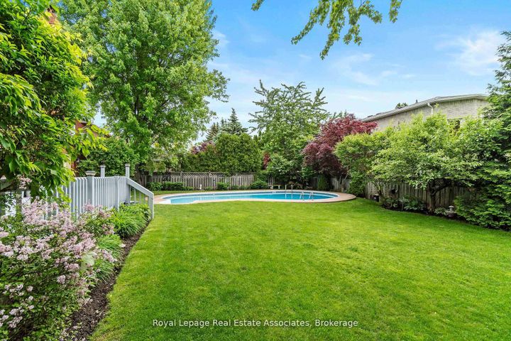 Photo 32 at 1 Brookbank Court, Heart Lake East, Brampton
