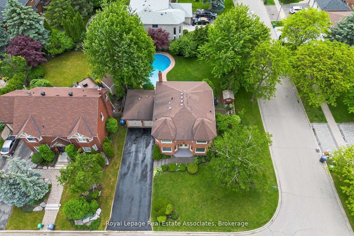 Photo 42 at 1 Brookbank Court, Heart Lake East, Brampton