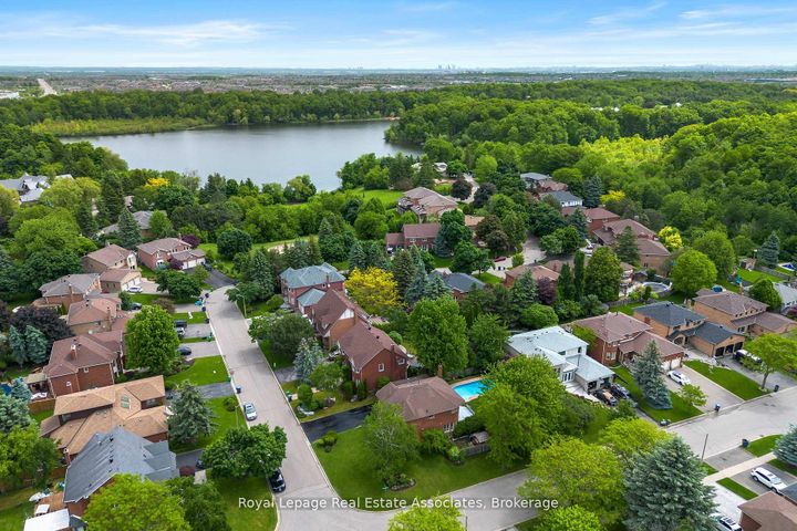 Photo 44 at 1 Brookbank Court, Heart Lake East, Brampton