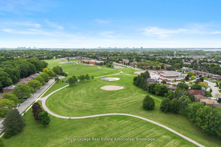 Photo 47 at 1 Brookbank Court, Heart Lake East, Brampton