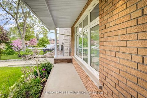 Photo 1 at 30 Tobruk Crescent, Newtonbrook East, Toronto