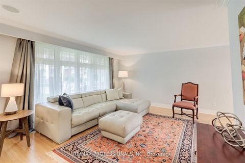 Photo 3 at 30 Tobruk Crescent, Newtonbrook East, Toronto