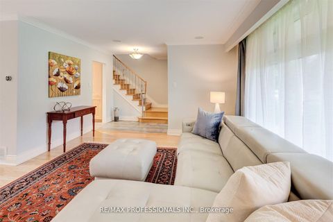 Photo 4 at 30 Tobruk Crescent, Newtonbrook East, Toronto