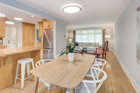 Photo 5 at 30 Tobruk Crescent, Newtonbrook East, Toronto