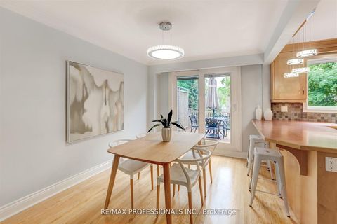 Photo 6 at 30 Tobruk Crescent, Newtonbrook East, Toronto