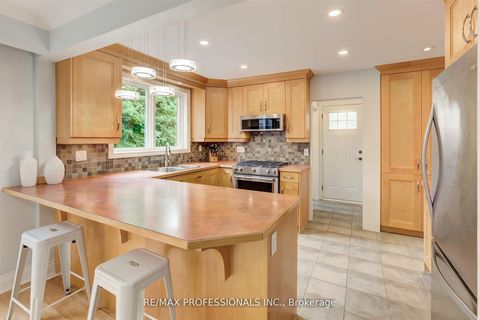 Photo 9 at 30 Tobruk Crescent, Newtonbrook East, Toronto