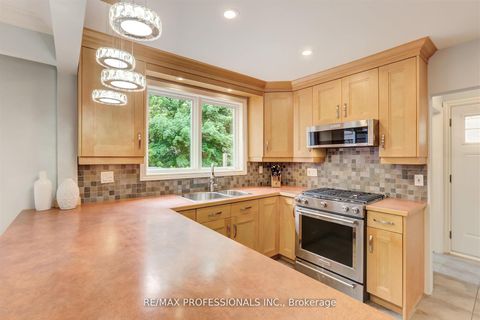 Photo 10 at 30 Tobruk Crescent, Newtonbrook East, Toronto