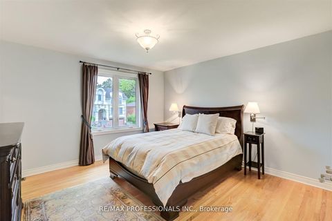 Photo 13 at 30 Tobruk Crescent, Newtonbrook East, Toronto