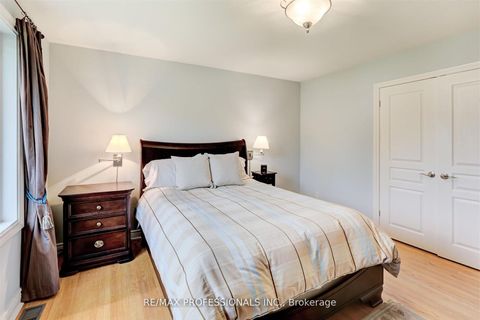 Photo 14 at 30 Tobruk Crescent, Newtonbrook East, Toronto