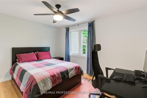 Photo 15 at 30 Tobruk Crescent, Newtonbrook East, Toronto