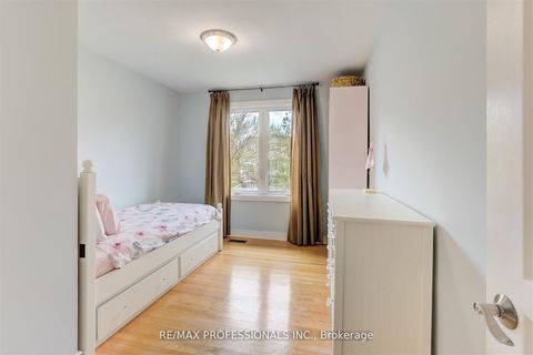 Photo 17 at 30 Tobruk Crescent, Newtonbrook East, Toronto