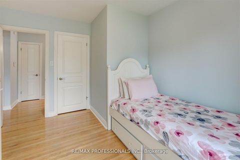 Photo 18 at 30 Tobruk Crescent, Newtonbrook East, Toronto