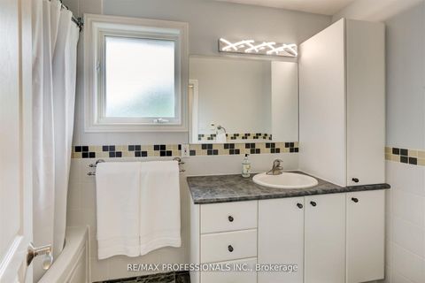 Photo 19 at 30 Tobruk Crescent, Newtonbrook East, Toronto