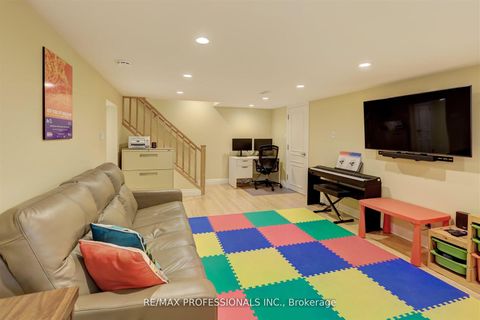 Photo 20 at 30 Tobruk Crescent, Newtonbrook East, Toronto