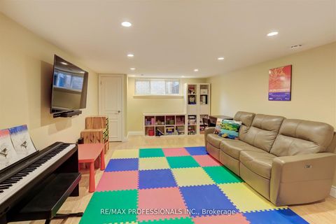 Photo 21 at 30 Tobruk Crescent, Newtonbrook East, Toronto