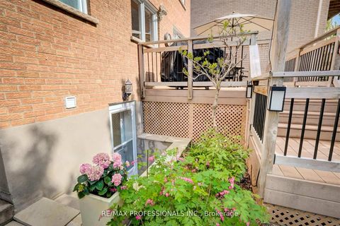 Photo 24 at 30 Tobruk Crescent, Newtonbrook East, Toronto