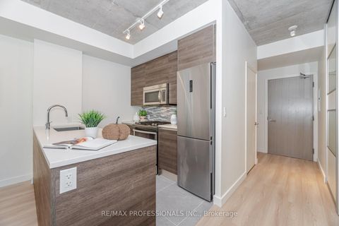 Photo 7 at 716 - 111 Bathurst Street, Waterfront Communities C1, Toronto