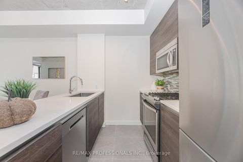 Photo 8 at 716 - 111 Bathurst Street, Waterfront Communities C1, Toronto