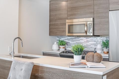 Photo 9 at 716 - 111 Bathurst Street, Waterfront Communities C1, Toronto