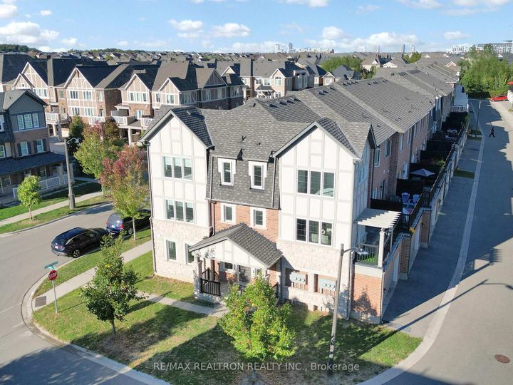 Photo 1 at 370 Timberland Gate, GO Glenorchy, Oakville