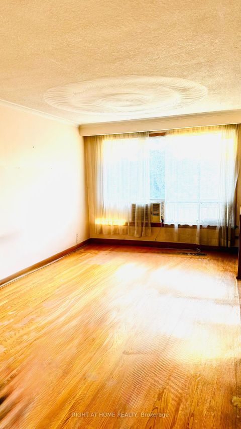 Photo 2 at 87 FENELON Drive, Donalda, Toronto