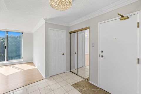 Photo 2 at 404 - 30 Harding Boulevard W, North Richvale, Richmond Hill