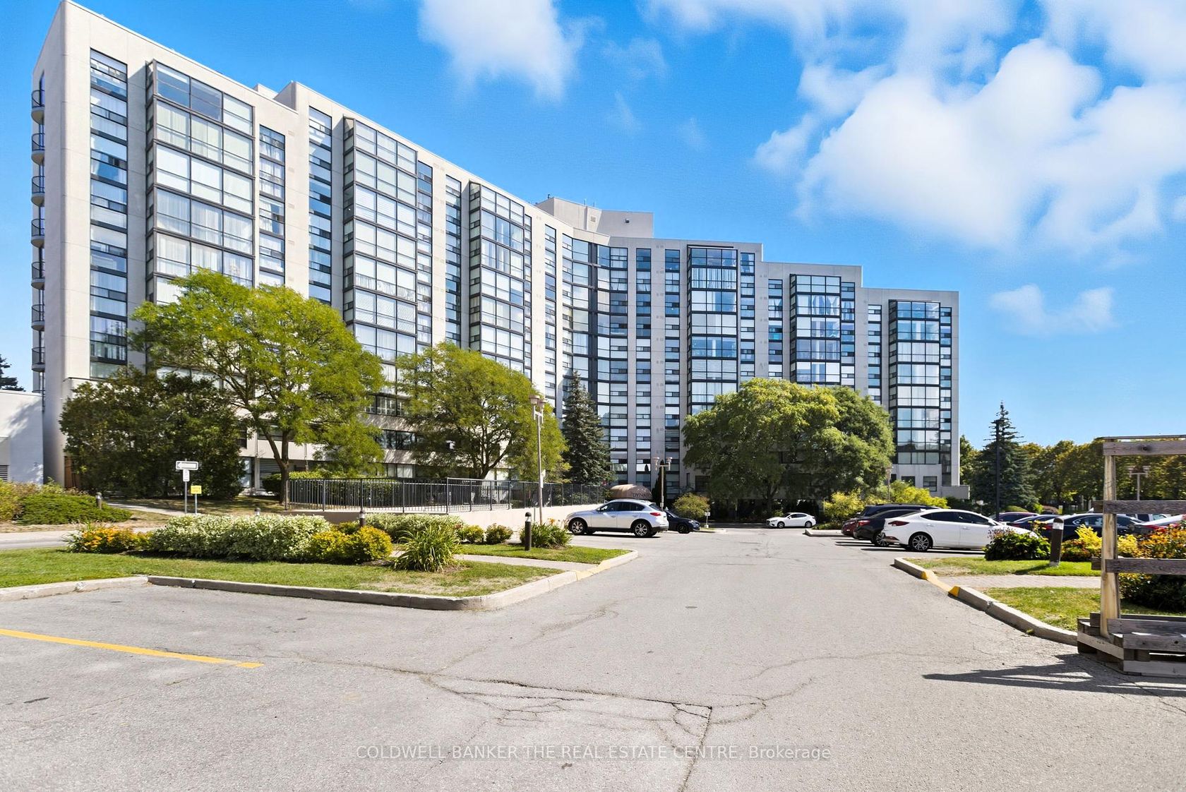 404 - 30 Harding Boulevard W, North Richvale, Richmond Hill photo 3 404 - 30 Harding Boulevard W, North Richvale, Richmond Hill photo 3